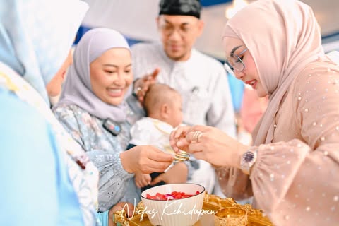 Aji Darmaji bersama almarhumah istrinya Mpok Alpa dan anak-anak mereka. (ig mpokalpa)